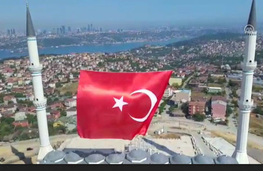 İki saat sürdü vinçle asıldı İstanbul'un birçok noktasından görülüyor