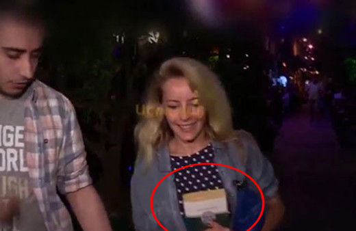 Dövmesini sildirip Umre'ye giden Vildan Atasever şimdi de Necip Fazıl okuyor