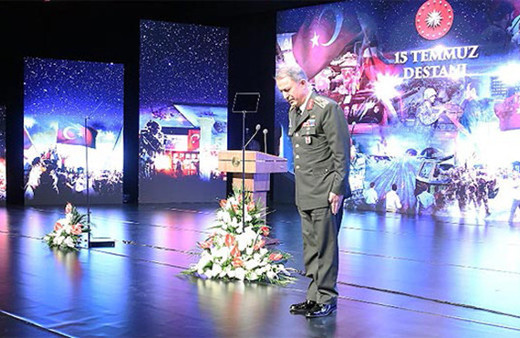 Orgeneral Akar sahneye çıkınca salon bu sloganla inledi!