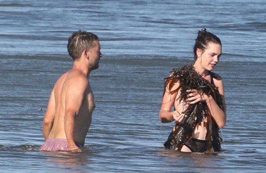 Kız arkadaşı üstsüz yakalanmasın diye bakın nasıl yosun giydirdi