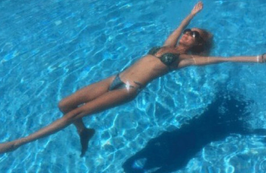 Helin Avşar sosyal medyada paylaştığı bikinili pozlar olay oldu!