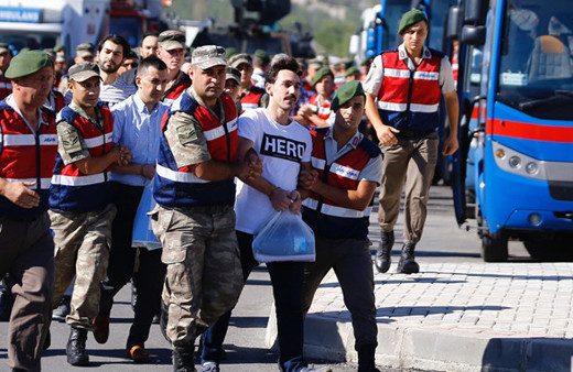 Hero tişörtlü FETÖ'cüye kapak attılar! İşte  'traitor' yanıtı