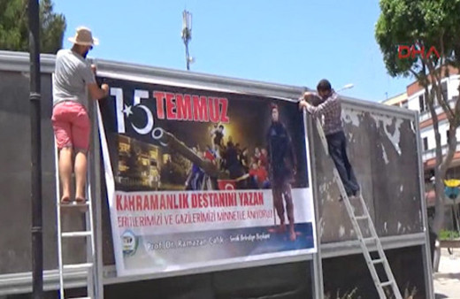 15 Temmuz afişlerini yırttılar, gözatına alındılar