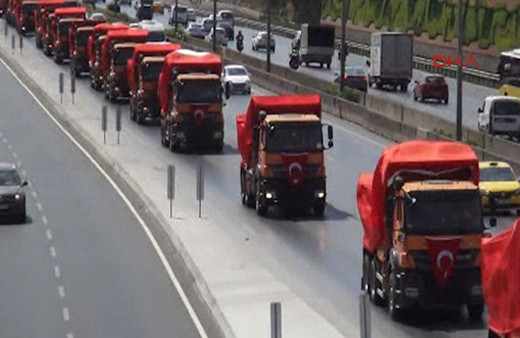 D-100'de Türk bayraklı kamyon konvoyu
