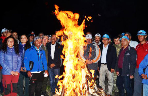 15 Temmuz için Süphan Dağı'na çıkıp demokrasi ateşi yaktılar