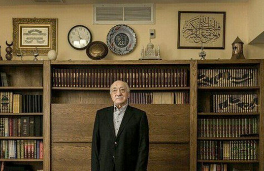 Fetullah Gülen ayakkabısıyla seccadeye bastı