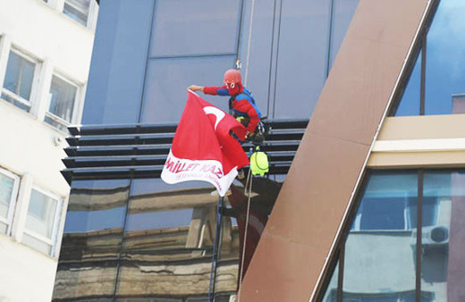 'Örümcek Adam'dan 15 Temmuz pankartı!