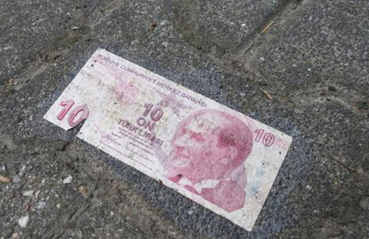 Türk parasını yere yapıştırıp çiğnediler