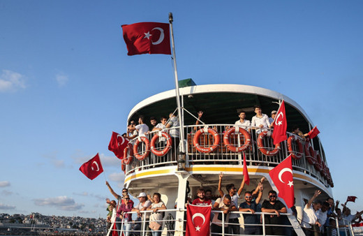 Vatandaşlar vapurla Yenikapı'dan Beylerbeyi'ne hareket ettti