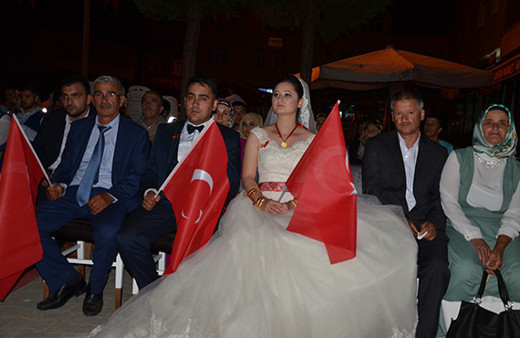 Düğünden sonra 15 Temmuz demokrasi nöbetine!