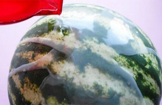 Karpuzun üzerine mum dökün bakın neler olacak