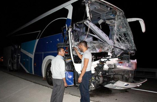 Yolcu otobüsüyle kamyon çarpıştı ölü ve yaralılar var