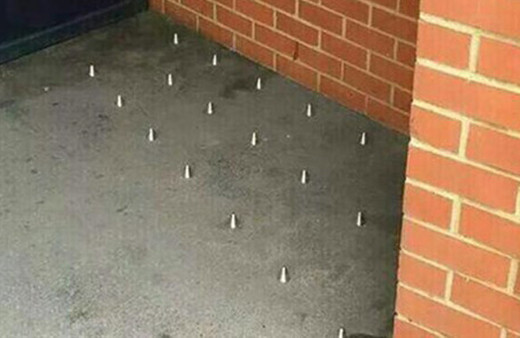 Londra sokaklarında evsizlere çivili önlem!