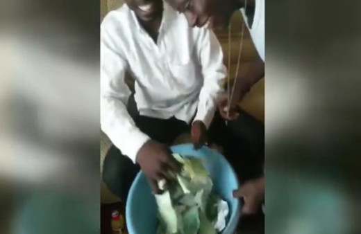 Parçaladığı peçeteleri paraya dönüştüren sihirbaz