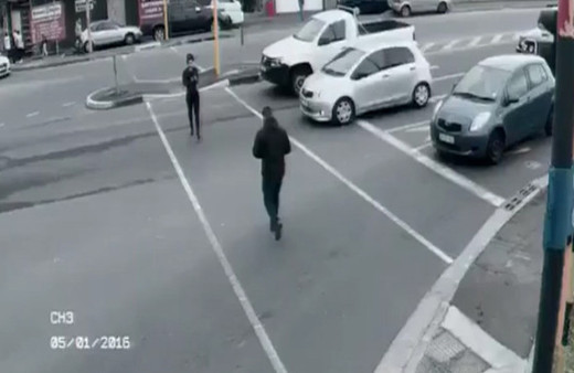 Telefona dalıp yürürken bir anda...