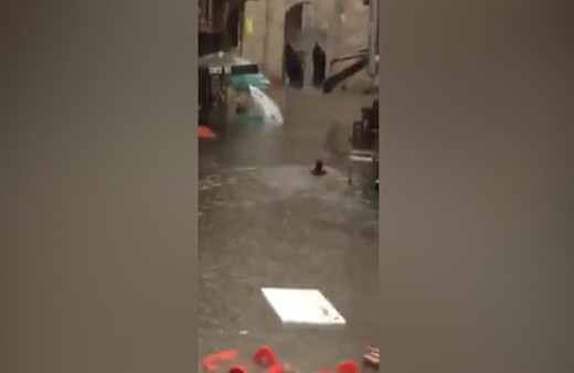 Üsküdarlı esnaf işe yüzerek gitti