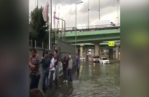 İstanbul'da survivor vatandaşlar demirleri tutunarak gitti