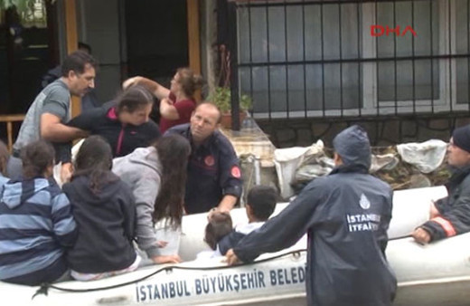 Silivri'de mahsur kalanlar botlarla kurtarıldı