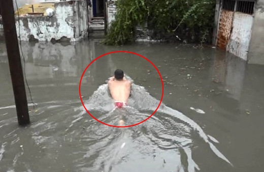 Olay görüntü! Evine yüzerek girdi 