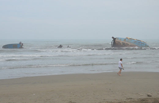 Karaya oturan gemi dalgalar  parçalandı