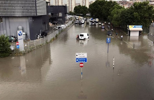Trafik polisleri çıplak ayakla göreve devam etti