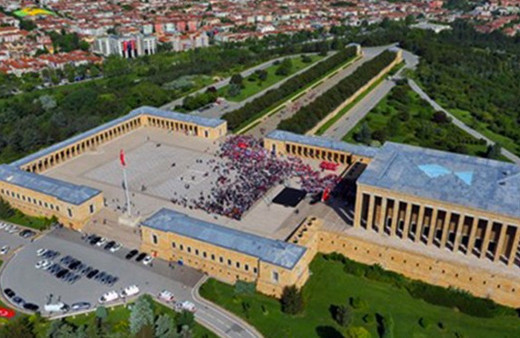 Anıtkabir iddiasına Bakan'dan yanıt: Aklımızı peynir ekmekle yemedik