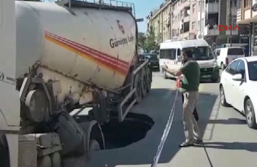 Yol çöktü beton kamyonu içine düştü