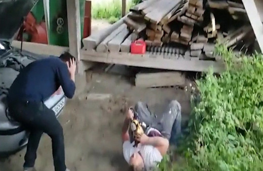 Elektrikli testere şakasıyla arkadaşını bayılttı