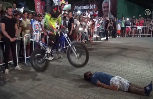 Ünlü motosikletçi Brian Capper'in akrobasi gösterisi