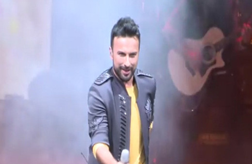 Tarkan sahneye yerin altından çıktı