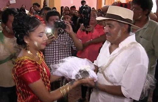 Timsaha gelinlik giydirip... Dünya bu adamı konuşuyor!