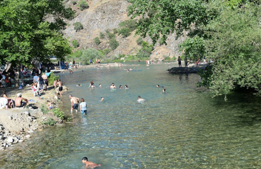 Burası Antalya değil Tunceli! Munzur'da plaj keyfine bakın
