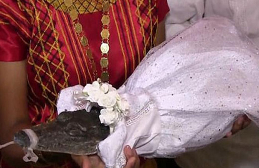 Timsaha gelinlik giydirip... Dünya bu adamı konuşuyor!