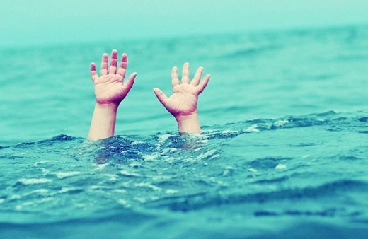 Akıntıya kapılan kızını kurtardı diğerine yetişemedi