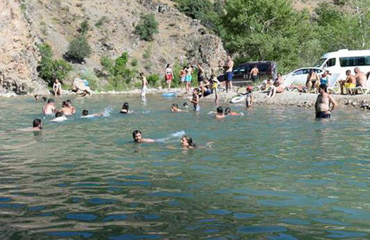 Munzur'da plaj keyfi bir başka