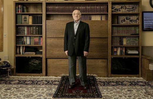 Gülen'in seccade üzerinde ayakkabı ile mesajı kime?