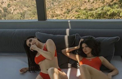 Kendall Jenner ve Kylie Jenner'dan mayo tanıtımı!