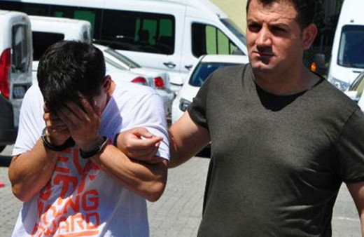 Parkta kız çocuklarına porno izleten sapık ili ayağa kaldırdı