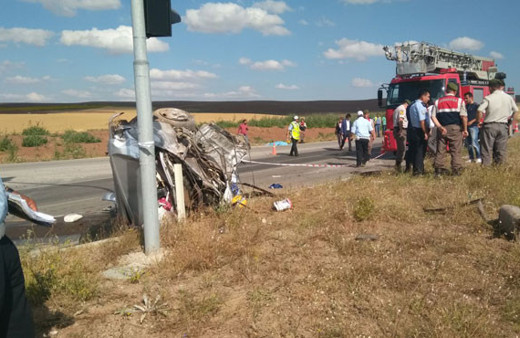 Tur otobüsüyle otomobil çarpıştı ölenler ve yaralılar var