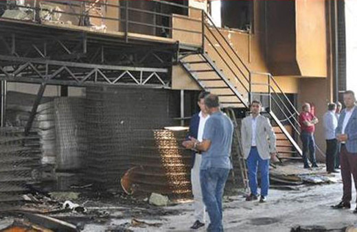 Babasının fabrikasını ateşe verip yaktı