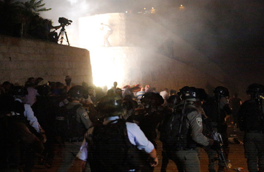 İsrail polisinden Aksa kapısındaki cemaate müdahale