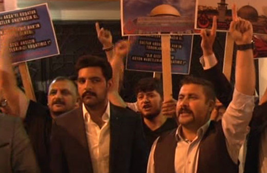 Sinagog önünde İsrail protestosu