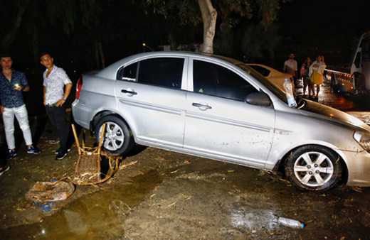 Bodrum'da deprem sonrası tsunami onlarca araç ve tekne sürüklendi