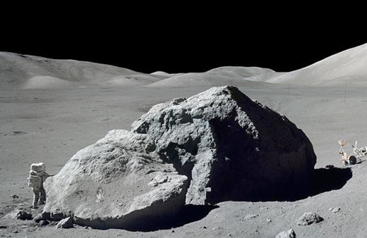 Ay tozlu çantaya verilen paraya bak