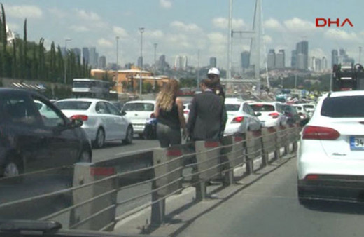 Köprü girişindeki yayalar heyecan yarattı