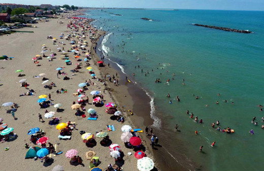 Sakaryalılar soluğu plajlarda aldı