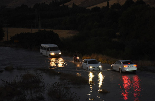 Nusaybin'de içme suyu şebekesi patladı, yollar su altında kaldı