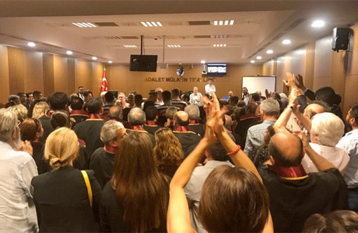 Cumhuriyet gazetesi davasında ilk duruşma neler oldu?