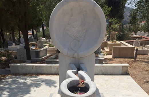 Can Yücel mezarını türbe ettiler! Mezar taşının manası ne?