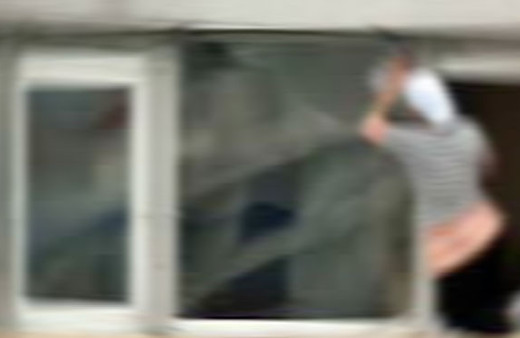 Cam silerken balkondan düşüp öldü